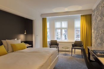 Deluxe Flamingo (view to market place) Double Bed