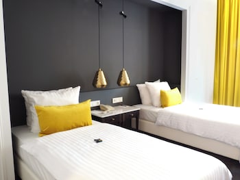 Deluxe Flamingo (view to market place) Twin Bed