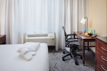 Room, 1 Queen Bed, Non-Smoking (Treat Yourself Amenity)