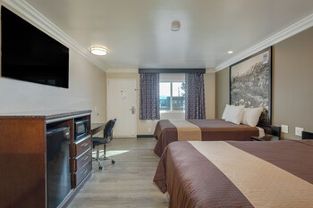 Comfort Room, 2 Queen Beds, Smoking