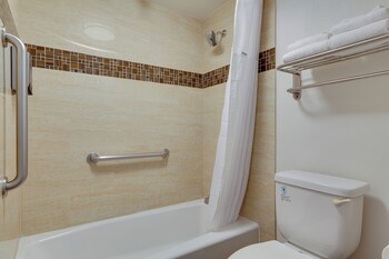 Comfort Room, 2 Queen Beds, Smoking