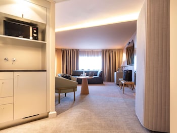 Suite, 1 Queen Bed with Sofa bed