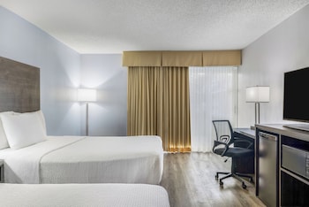Standard Room, 2 Queen Beds, Non Smoking, Poolside
