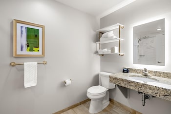 Standard Room, 2 Queen Beds, Accessible, Ground Floor (Pet Friendly)