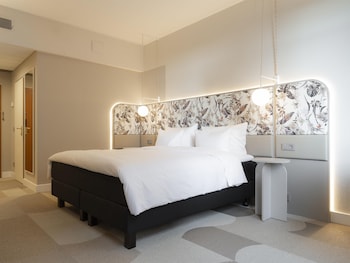 Standard Room (Atrium View)