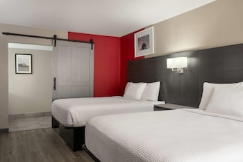 Room, 2 Queen Beds, Non Smoking, Ground Floor