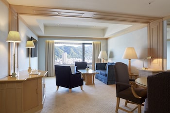 Twin Suite, Smoking