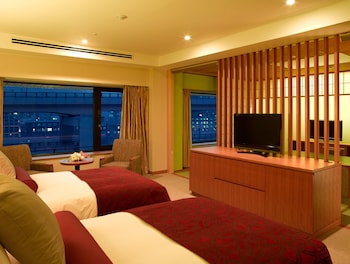 Japanese and Western Family room (with Tatami area, 2 Beds & 2 Futon)