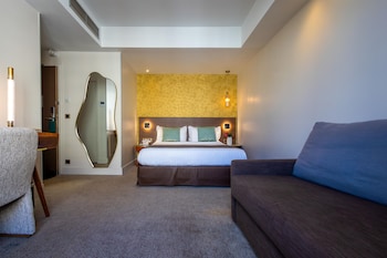 Family Room, 1 Queen Bed, Non Smoking, Bathtub (with Sofabed)