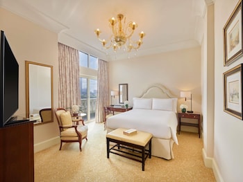 Luxury Room, 1 King Bed (Heritage)