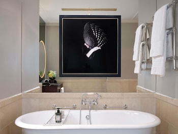 Luxury Room, 1 King Bed (365sf, 34sm)