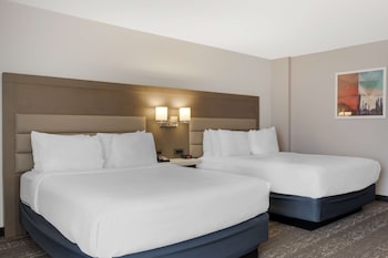 Suite, Multiple Beds, Mobility Accessible, Refrigerator & Microwave (Roll-In Shower)