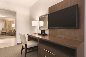 Suite, 1 King Bed, Accessible, Non Smoking (Roll In Shower)
