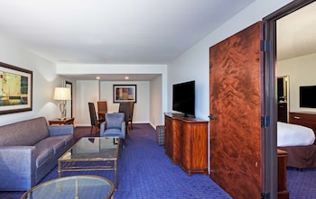 Suite, 1 King Bed, Pool View