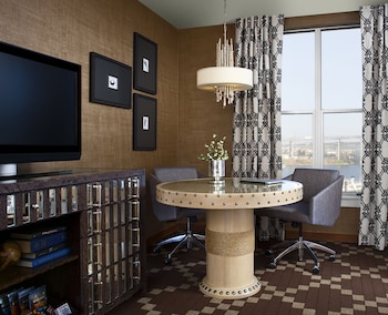 Room, 1 King Bed (Willamette River View)