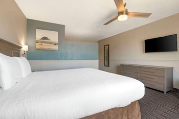 Standard Room, 1 King Bed, Balcony, Ocean View