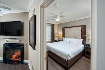 Suite, 1 King Bed, Non Smoking, Kitchen (Living Room;with Sofabed)