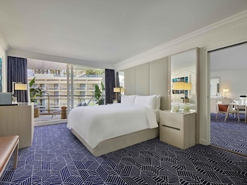 Garden Suite, garden view, 1 kingsize bed or two double beds.