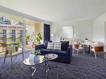 Garden Suite, garden view, 1 kingsize bed or two double beds.