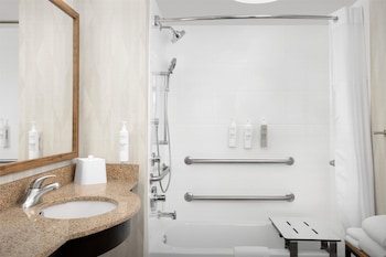 Room, 2 Queen Beds, Accessible, Non Smoking (Bath Tub)