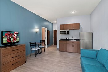 Studio, 1 King Bed, Non Smoking (2 Rooms)