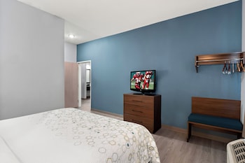 Studio, 1 King Bed, Non Smoking (2 Rooms)