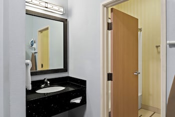 Studio, 1 Queen Bed, Accessible, Non Smoking (Roll-In Shower)