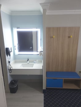 Room, 1 King Bed, Accessible, Non Smoking (Roll-In Shower)