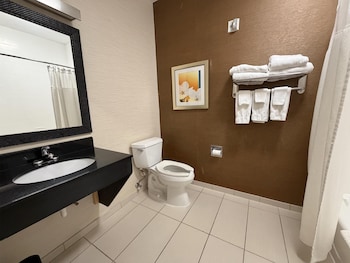 Standard Room, 1 Queen Bed, Non Smoking, Refrigerator & Microwave