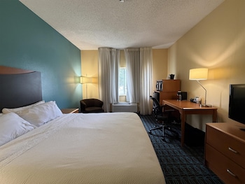 Standard Room, 1 King Bed, Accessible, Refrigerator & Microwave