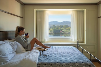 Deluxe Room, 1 King Bed with Sofa bed, Lake View