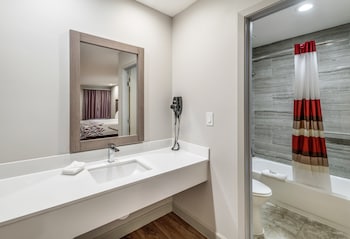 Deluxe Room, 2 Queen Beds, Smoking