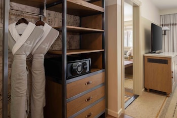 Premium Suite, 1 King Bed with Sofa bed, Patio, Resort View