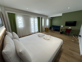 Family Room, 1 Queen Bed with Sofa bed, Balcony, Ocean View