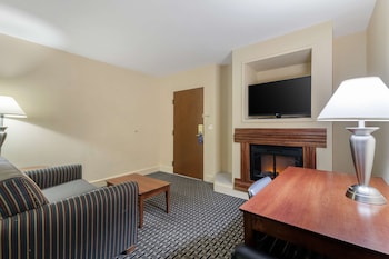 Suite, 1 Queen Bed, Non Smoking, Refrigerator & Microwave (with Sofabed)