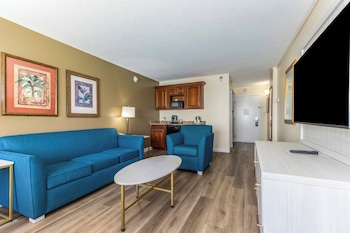 Suite, 1 King Bed, Accessible, Balcony (Mobility, Roll-in Shower)