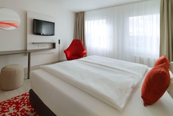 Standard Room (Queen Bed)