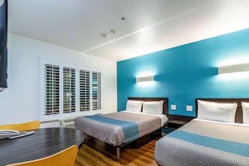 Deluxe Suite, 1 Queen Bed, Non Smoking, Refrigerator & Microwave