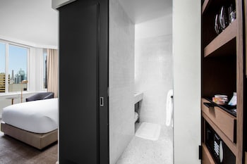 Deluxe Room, 1 Queen Bed, City View