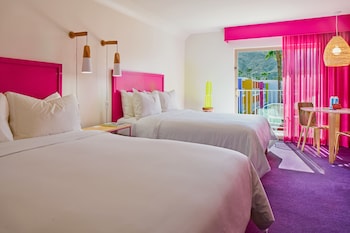 Room, 2 Queen Beds, Poolside