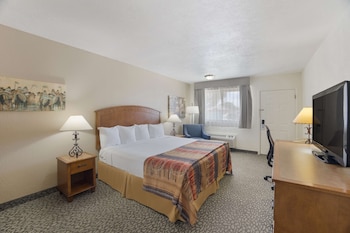 Standard Room, 1 King Bed, Non Smoking, Refrigerator