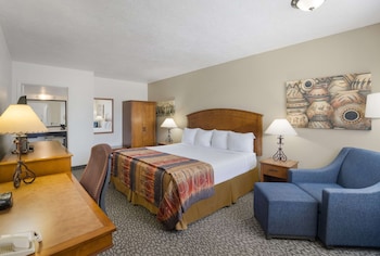 Standard Room, 1 King Bed, Non Smoking, Refrigerator