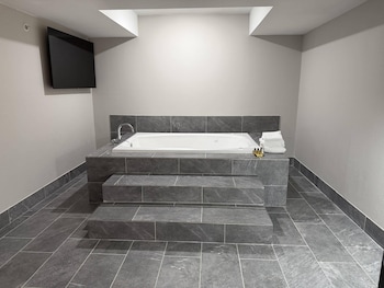 Suite, 1 King Bed, Non Smoking, Jetted Tub