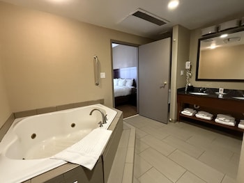 Suite, 1 King Bed, Non Smoking, Jetted Tub (with Sofabed)