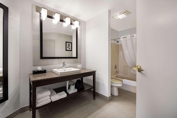 Suite, 1 King Bed, Accessible, Non Smoking