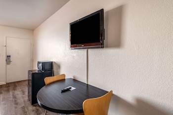 Deluxe Room, 1 King Bed, Non Smoking, Refrigerator & Microwave