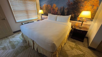 Suite, 1 King Bed, Hearing Accessible, Non Smoking