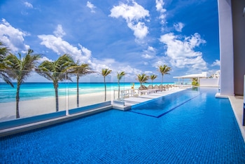 Junior Suite King Beachfront Swim up