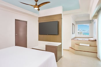 Sun Club Master Suite Ocean Front King