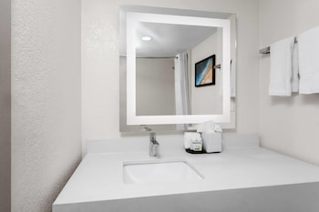 Deluxe Room, 1 King Bed, Non Smoking, Pool View